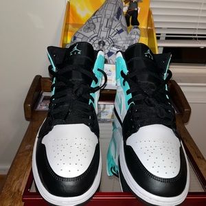 Jordan 1 Mid ‘Tropical Twist’